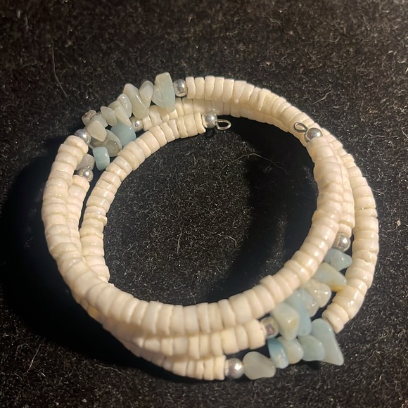 Shell chipped wire wrapped bracelet - Picture 4 of 5